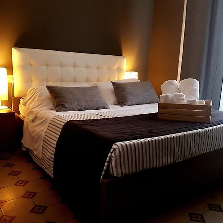 Ottomood Ala Ovest Catania Centro Bed and Breakfast Værelse billede